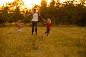 Fototapeta premium Dad with his little daughter let a kite in a field