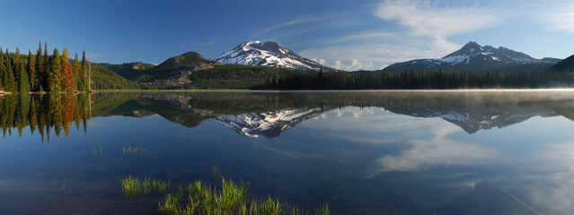 Sunrise on Sparks Lake with South Sister and Broken Top mountains