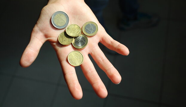 Monete in euro nelle mani di un ragazzo