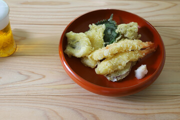 朱色の容器に盛った天ぷら