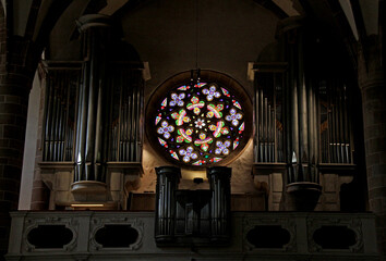 vista interna del rosone in facciata della chiesa parrocchiale di Merano