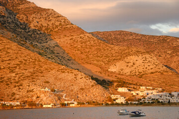 Górzysty krajobraz greckiej wyspy Sifnos
