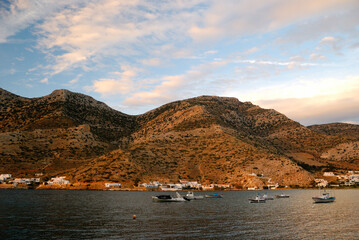 Górzysty krajobraz greckiej wyspy Sifnos