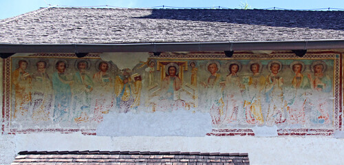 Cristo in trono e gli Apostoli; affresco esterno della chiesetta di San Giacomo a Grissiano (Alto Adige)