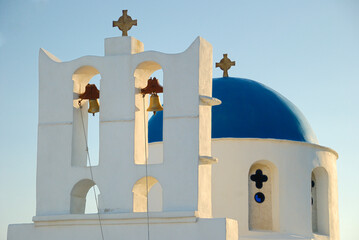 Dzwony i niebieska kopuła kościoła na greckiej wyspie Sifnos - obrazy, fototapety, plakaty