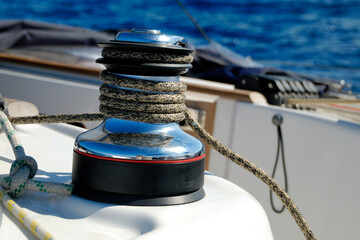 Kabestan na łodzi żaglowej owinięty liną. - obrazy, fototapety, plakaty