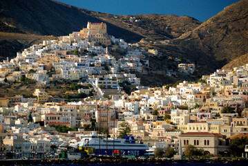 Budynki Greckiej wyspy Siros widziana od strony morza w pogodny dzień
