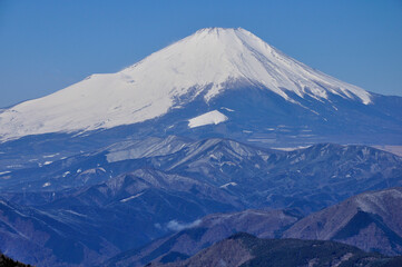 Fototapeta na wymiar 厳冬の富士山眺望 丹沢山地の鍋割山山頂より望む