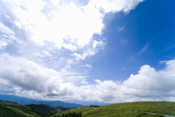 草原と雲