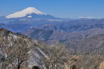 鍋割山山頂から眺める富士山と丹沢の雪景色