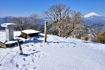 Fototapeta na wymiar 厳冬期の富士山眺望 丹沢山地の鍋割山より望む