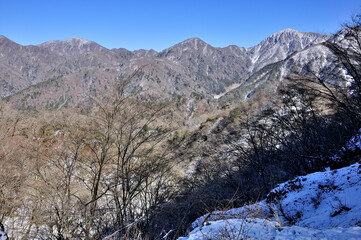 冬の丹沢山地 鍋割山より檜洞丸と臼ヶ岳と蛭ヶ岳を望む
