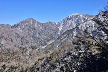 丹沢 冬の丹沢主稜と丹沢主脈 鍋割山から臼ヶ岳と蛭ヶ岳を眺める