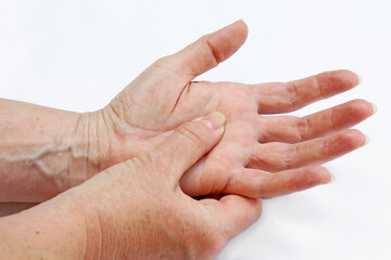 Eine Frau hat Schmerzen in Händen und Fingern