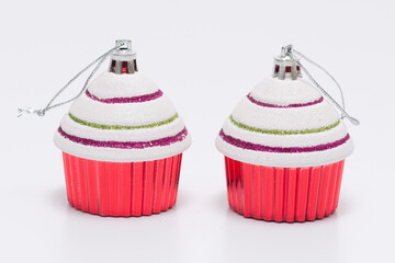 Adorno navideño sobre fondo blanco