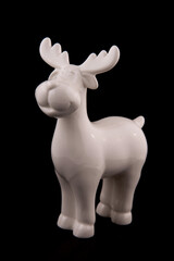 Adorno navideño sobre fondo nergro