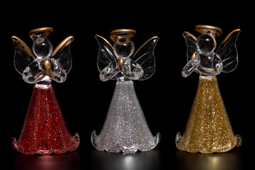 Adorno navideño sobre fondo nergro