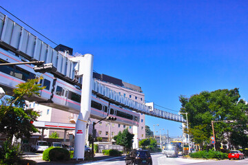 秋晴れの神奈川県大船の街並み。モノレールが走る大船駅東口の風景
