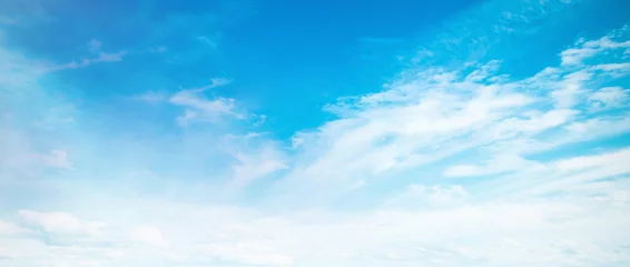 Foto op Plexiglas Abstracte witte wolk en blauwe hemel op de zonnige achtergrond van de dagtextuur © Choat