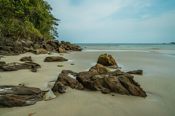 paisagem da praia do Engenho em São Sebastião, Brasil. Canto da praia. Imagem em longa exposição. 