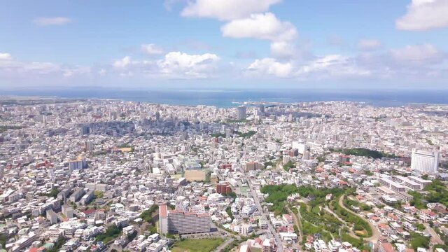 沖縄那覇の町の全景、ドローン撮影(首里城)-A panoramic view of the town of Naha, Okinawa, drone photography (Shuri Castle)