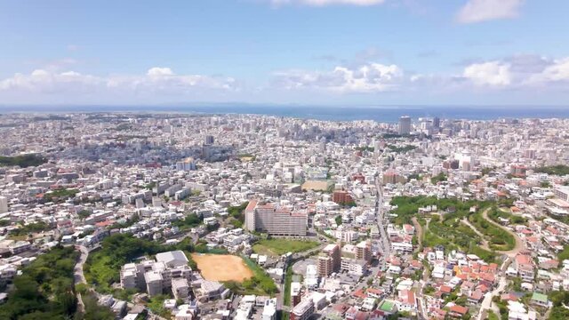 沖縄那覇の町の全景、ドローン撮影(首里城)-A panoramic view of the town of Naha, Okinawa, drone photography (Shuri Castle)