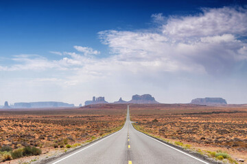 Fototapeta na wymiar Road to Monument Valley in the American west on a partially cloudy day