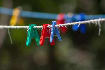 Fototapeta na wymiar Pinzas de colores para colgar ropa