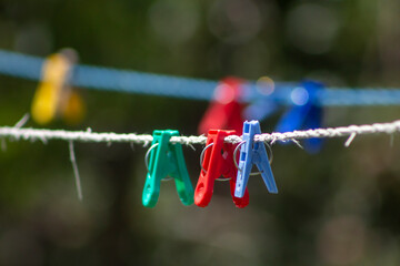 Pinzas de colores para colgar ropa