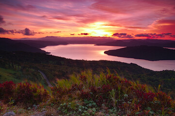 美しい夜明けの空と朝陽。北海道、美幌峠からの風景。