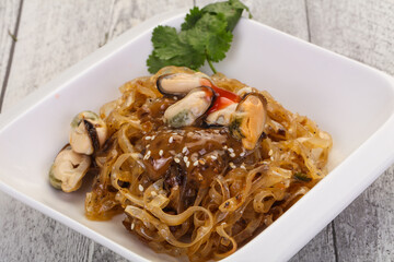 Wok noodle with mussels