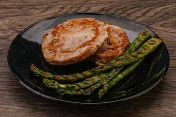 Grilled tuna steak with asparagus