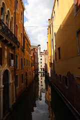 Fototapeta na wymiar Häuser am Wasser in Venedig 