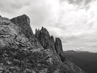 meraviglioso panorama delle montagne rocciose delle dolomiti in estate