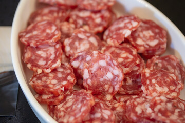 tranches de saucisson sec dans un plat
