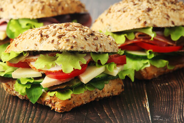 Sandwiches with whole grain bread, ham and vegetables	