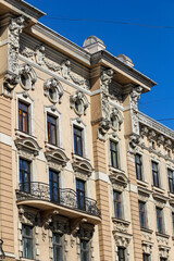 Fototapeta premium Exterior of old building with balcony in city