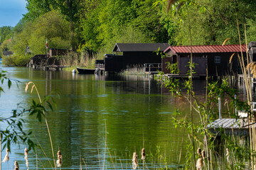 Mehrere Bootshäuser am Schaalsee