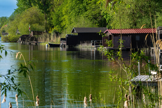 Mehrere Bootsh&auml;user am Schaalsee