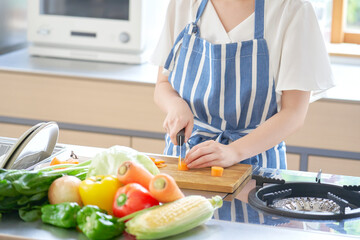 野菜を切る女性　顔無し