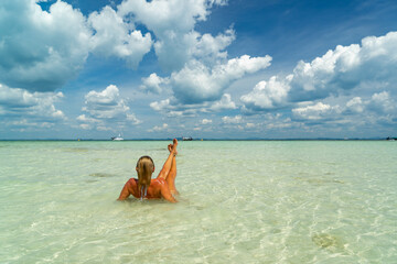 Obraz premium Woman at the beach in Thailand