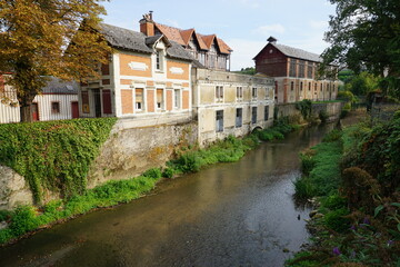 Fototapeta na wymiar canal in the village with old stone houses
