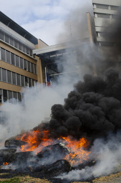 Pneus en feu devant un b&acirc;timent administratif
