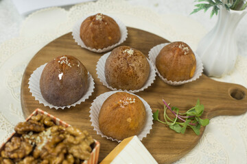 Walnuts and jujube are put in the dried persimmon.