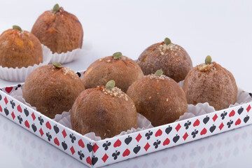 Walnuts and jujube are put in the dried persimmon.