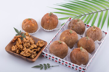 Walnuts and jujube are put in the dried persimmon.