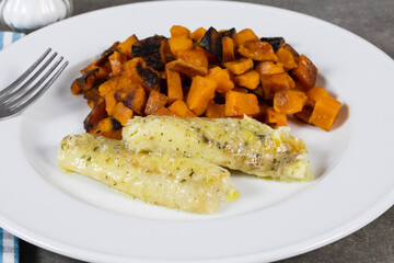 morceaux de colin et patate douce rissolées