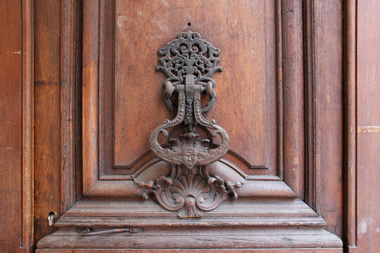 door with knocker in paris (france)
