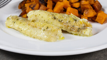 morceaux de colin et patate douce rissolées