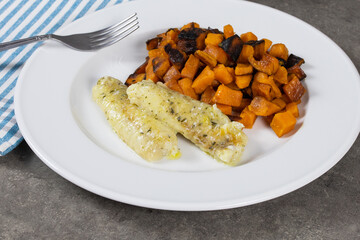 morceaux de colin et patate douce rissolées